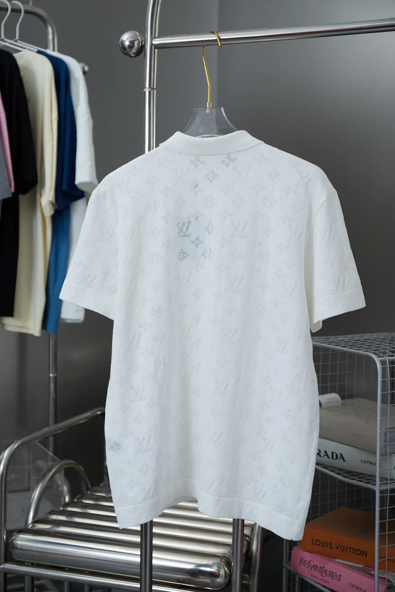 🅿️240 high-quality LV Louis 2025 spring and summer new, hollow jacquard knitted cardigan, the fabric is made of 150D/48F polyester special-shaped optical long fiber thread ➕40 count double-ply ring-spun pure cotton yarn, woven with a 24-needle cylindrical jacquard loom imported from Italy, the upper body is more textured S M L XL